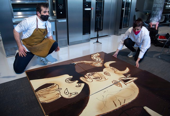 V španskem baskovskem mestu Lezo člani združenja baskovskih slaščičarjev Euskal Gozogileak delajo čokoladno različico Picassove slike Guernica. Čokoladna replika znamenite picassove slike v velikosti 7,70 x 3,50 metra bo razstavljena od 25. aprila dalje v mestu Gernika, v počastitev 85. obletnice bombardiranja nacističnih letal po ukazu generala Francisca Franca leta 1937. FOTO: Ander Gillenea/Afp