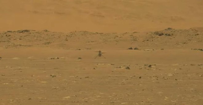 Helikopterček v zraku. Posnel ga je rover Perseverance. FOTO: Nasa