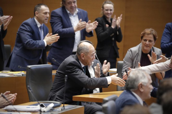 Glede na ankete bo Janez Janša brez novega obraza težko sestavil svojo četrto vlado. FOTO: Jure Eržen/Delo