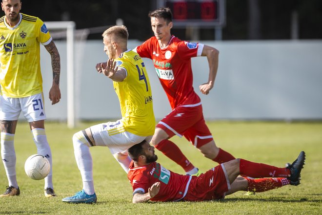 Andrej Kotnik je v Kidričevem začel v mariborski enajsterici, ni pa končal tekme. Kidričana Klemen Bolha in Nemanja Jakšić (na tleh) bosta zaradi rumenih kartonov v Celju le na tribuni.<br />
FOTO: Jure Banfi/Sobotainfo