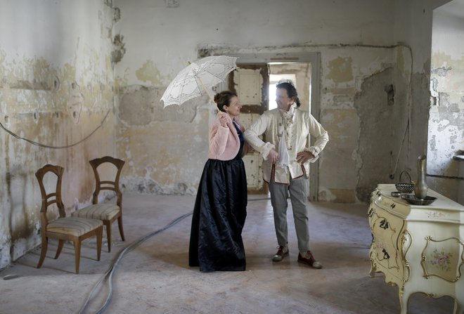 Grof Florjan Sušnik se z dvorno damo Emilijo že suče po sobanah gradu Dvor. FOTO: Blaž Samec/Delo