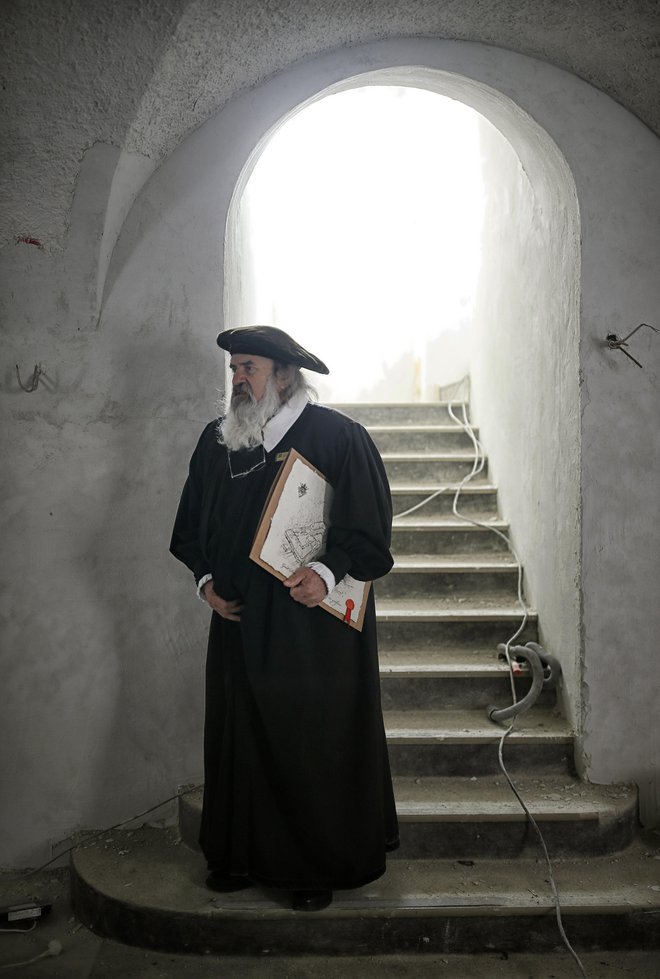 Mojster Janez iz Manufakture je zaželel obiskovalcem prijeten ogled gradu Dvor. FOTO: Blaž Samec/Delo