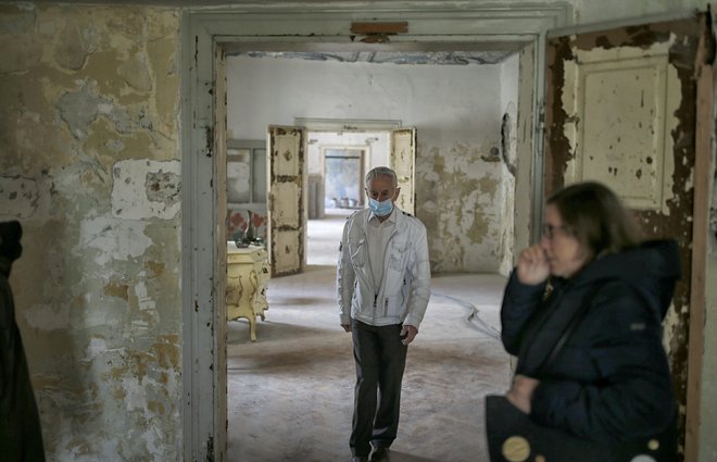Miroslav Rant Wurzbach si je tako ogledoval sobane, v katerih je pred sto leti živela njegova družina. FOTO: Blaž Samec/Delo