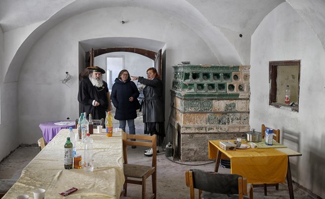 Janez Rozman, Ernesta Koprivc in Tanja Šubelj na enem od rednih obhodov po gradu FOTO: Blaž Samec/Delo