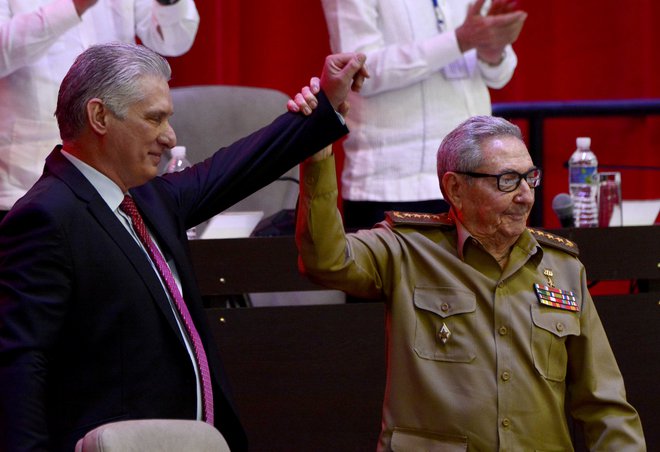 Raúl Castro (desno) je formalno vodenje partije predal Miguelu Díaz-Canelu. FOTO: Stringer/Reuters