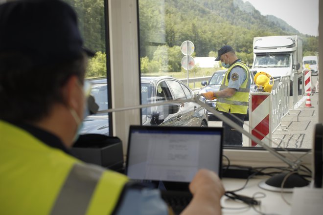 Za prehajanje mej brez napotitve v karanteno je treba predložiti potrdilo o negativnem testu, prebolelosti ali cepljenju.<br />
FOTO: Jure Eržen/Delo