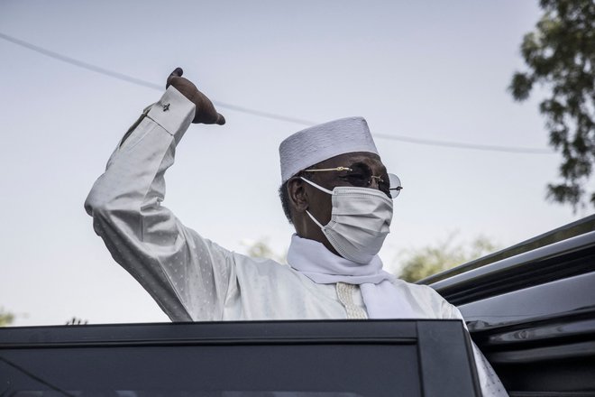 Pokojni Idris Debi na dan predsedniških volitev. FOTO: Marco Longari/AFP
