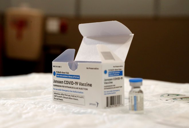 Ameriško cepivo Johnson &amp; Johnson so nekatere države zavrnile. FOTO: Shannon Stapleton/Reuters