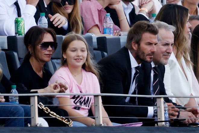 David Beckham s soprogo Victorio in hčerko Harper med tekmo Interja iz Miamija. FOTO: Cliff Hawkins/AFP