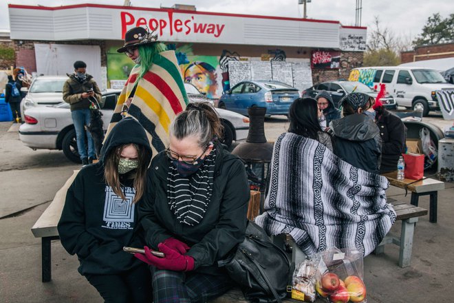 Razglasitev razsodbe je veliko ljudi spremljalo pred sodiščem v Minneapolisu. FOTO: Brandon Bell/AFP