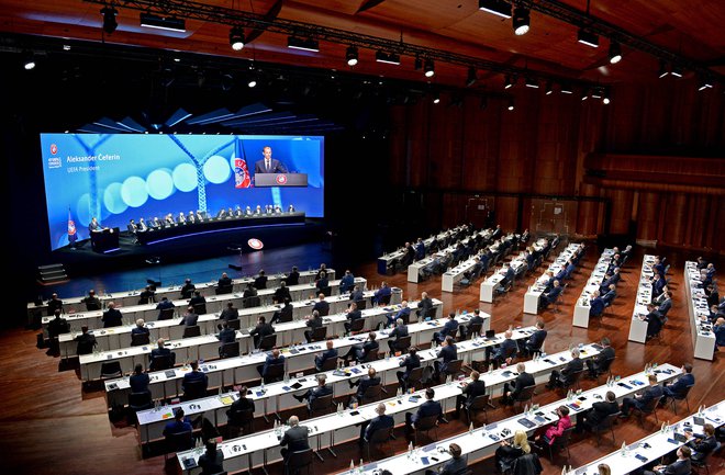 Vseh 55 članic Uefe je na včerajšnjem kongresu v Švici soglasno podprlo prizadevanja Aleksandra Čeferina za poenotenje nogometne družine. FOTO: AFP