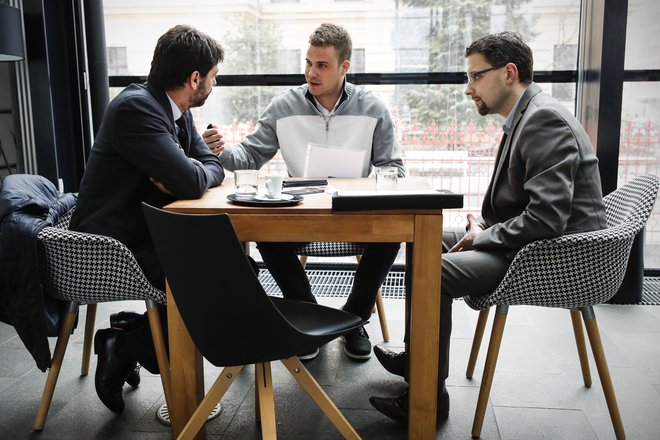 Andrea Agnelli, predsednik nogometnega kluba Juventus (levo) v Ljubljani marca 2018 med pogovorom z novinarjema Aljažem Vrabcem (v sredini) in Jernejem Suhadolnikom. FOTO: Uroš Hočevar/Delo