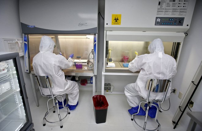 Pfizer pri pripravi cepiva za gripo nadgradili in začeli v pol leta množično proizvajati izjemno učinkovito cepivo proti covidu-19. FOTO:&nbsp;Ulises Ruiz/AFP
