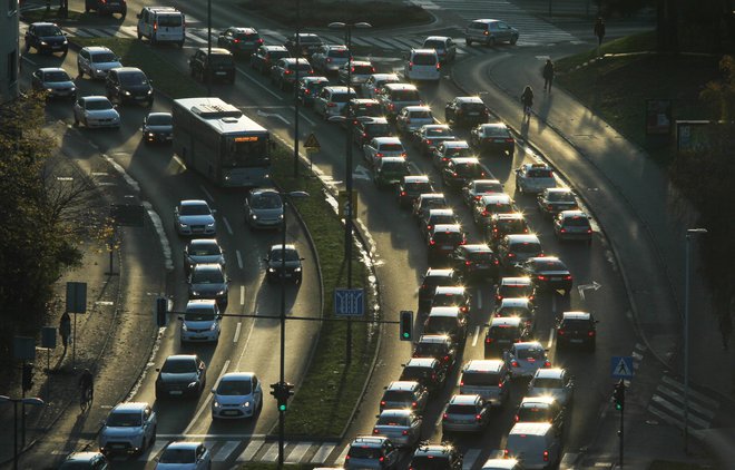 Promet prispeva polovico emisij in ogroža vse podnebne cilje. FOTO: Jože Suhadolnik/Delo