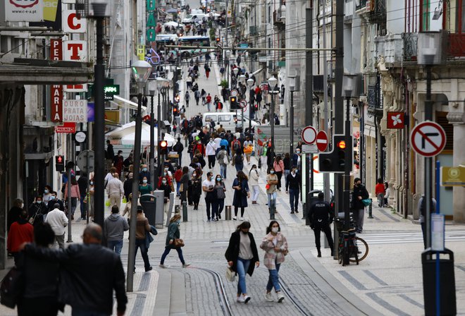 Na Portugalskem se znova prebuja javno življenje.<br />
Foto Violeta Santos Moura/Reuters