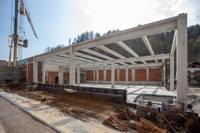 Gradnja trgovine, ki bo imela več kot 1100 kvadratnih metrov prodajne površine, je bila na Cerkljanskem že dolgo pričakovana. FOTO: Urban Štebljaj