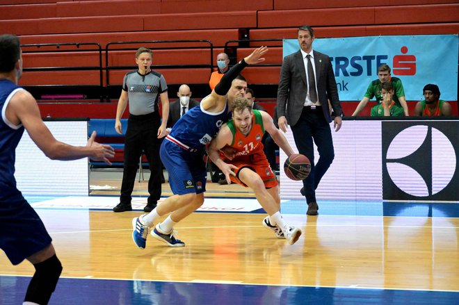 Jaka Blažič je v Zagrebu izkoristil le enega od osmih metov iz igre in zgrešil štiri proste mete. FOTO: ABA