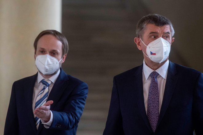 Novi češki zunanji minister Jakub Kulhánek in premier Andrej Babiš med današnjo novinarsko konferenco. Foto: Michal Cizek/AFP