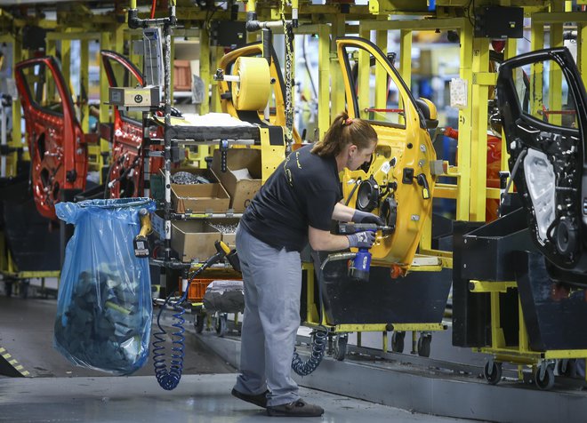 Nova rešitev,&nbsp;ki je uspešno prestala preizkus v Renaultovi tovarni Douai, je na voljo proizvajalcem avtomobilov in dobaviteljem po vsem svetu ne glede na njihovo velikost. FOTO: Jože Suhadolnik/Delo