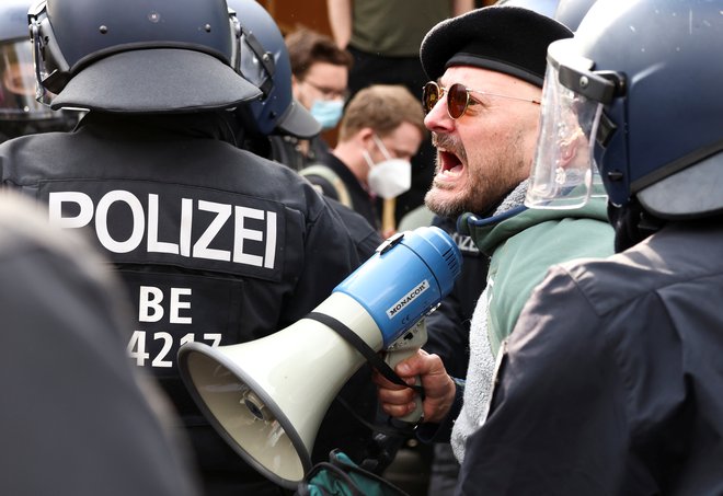 Pred parlamentom so se medtem spopadli protestniki in policisti. FOTO: Christian Mang/Reuters