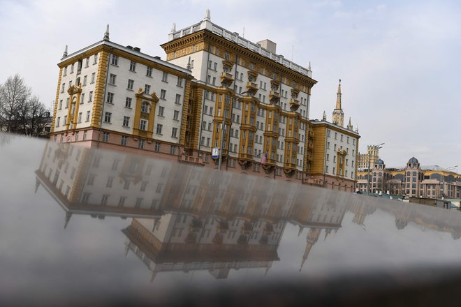 Ameriška ambasada v Moskvi.&nbsp;Odnosi med Rusijo in Zahodom so na najnižji ravni v zadnjih letih. FOTO: Natalia Kolesnikova/AFP