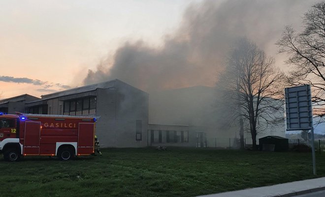 Požar v osnovni šoli Franceta Prešerna v Kranju. Intervencija še poteka, več podrobnosti bodo sporočili v kratkem. FOTO: Policijska uprava Kranj