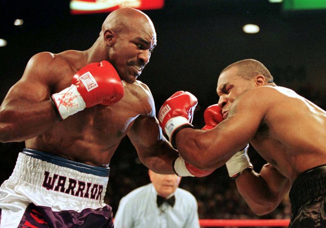 Evander Holyfield (levo), ki je bil dvakrat boljši tudi od Mika Tysona, se bo čez poldrugi mesec spet povzpel v ring &ndash; pri 58 letih! FOTO: Gary Hershorn/Reuters