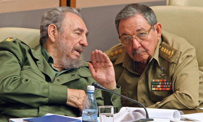 Brata Castro, Fidel (levo) in Raul, sta Kubi vladala od novega leta 1959 do pred nekaj dnevi, ko Raúl ni več kandidiral za šefa partije. FOTO: AFP