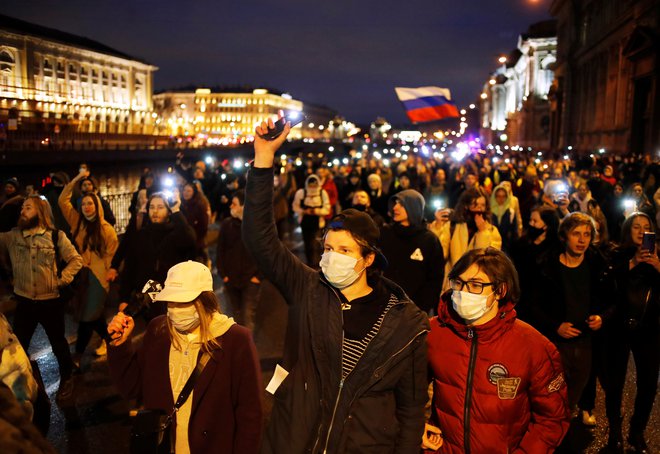 Protestniki v Sankt Peterburgu, kjer se je zbralo okoli 4500 ljudi. FOTO: Anton Vaganov/ Reuters