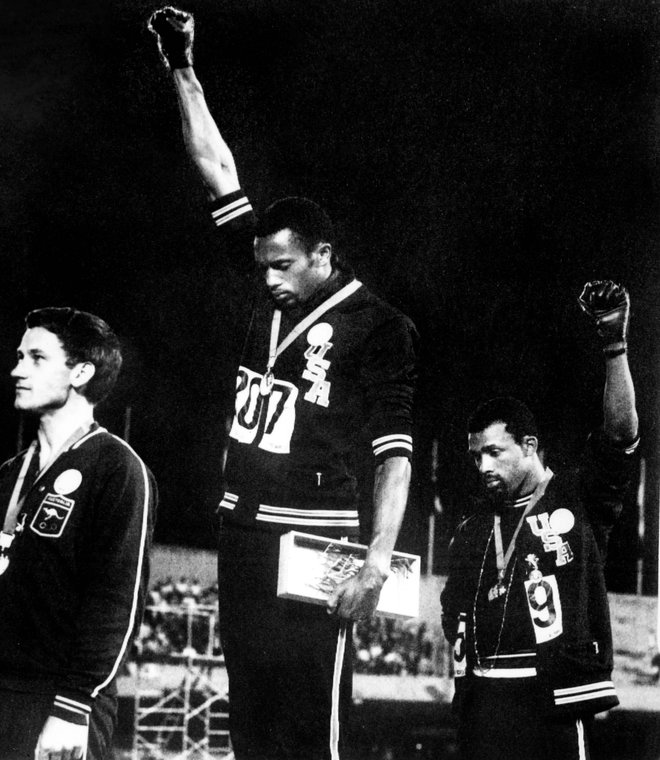 Tommie Smith in John Carlos sta na OI 1968 takole dvignila pest v protest proti zatiranju temnopoltih v ZDA. FOTO: AFP