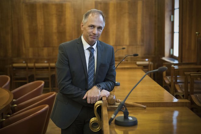 Rajko Knez, predsednik ustavnega sodišča, pravi, da bi bilo nesprejemljivo, če bi jim zaradi kopice dela primanjkovalo časa za strateške premisleke. FOTO: Leon Vidic/Delo