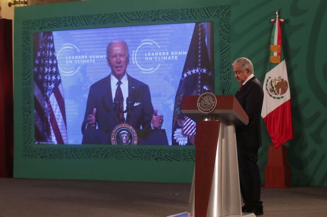 Mehiški predsednik&nbsp; Andrés Manuel&nbsp;López Obrador posluša nastop ameriškega Joeja Bidna na virtualnem podnebnem vrhu.&nbsp;Foto Henry Romero/Reuters