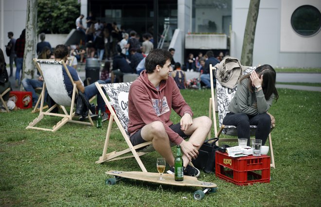 Dovoljeno je druženje do deset ljudi, mogoči so kulturni dogodki. FOTO: Blaž Samec/Delo