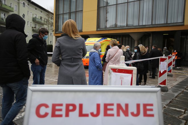 Prenovljena strategija kot prednostne za cepljenje določa tudi zaposlene v sektorjih farmacevtske industrije in farmacevtske veletrgovske dejavnosti. FOTO: Leon Vidic/Delo