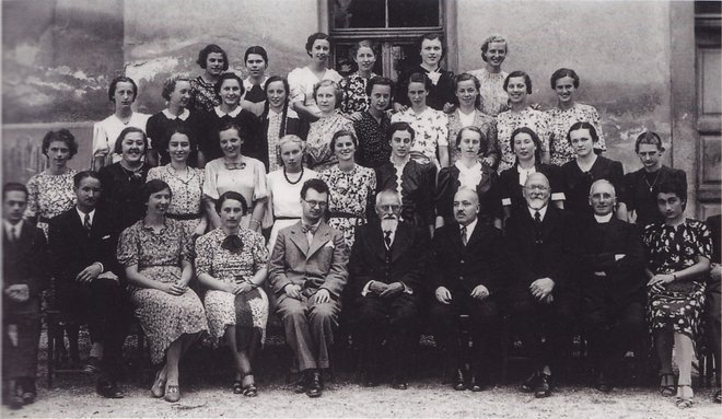 8. c razred, Državna realna gimnazija Maribor v šolskem letu 1937/38. Razrednik Stanislav/Stanko Bunc (1907&ndash;1969) v prvi vrsti peti z leve, Liza Hirsch in Zora Janžekovič (1918&ndash;2015) v drugi vrsti tretja in četrta z leve. Vir fotografije: Zora Janžekovič, Kako je bilo, Slovenska Bistrica 2010