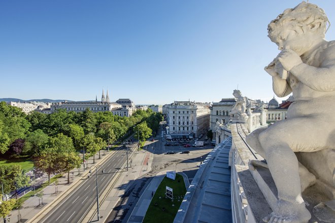 Dolžina te veličastne ulice z drevoredi je 4,4 kilometra, širina, z voziščem in vsemi stezami, od stavbe na eni strani ulice do tiste čez cesto, je 57 metrov. FOTO: promocijsko gradivo