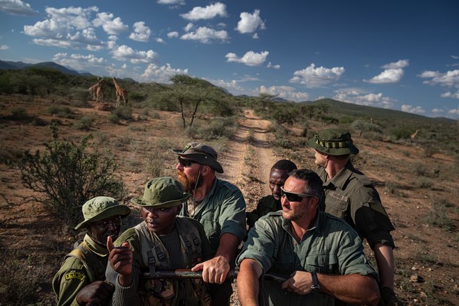 Rangerje, varuhe divjih živali, v narodnem rezervatu Samburu na severu Kenije urijo mednarodni inštruktorji. Fotografije Matjaž Krivic