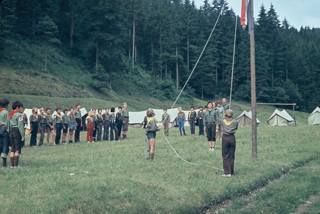 Taborni dan Triglavske čete I. Zmajevega odreda leta 1974 pri Volči pri Poljanah nad Škofjo Loko. FOTO: Aleš Stergar/Delo