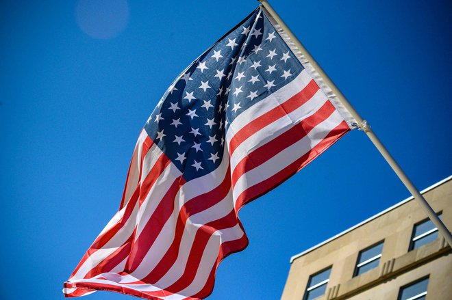 Na trgu Črna življenja so pomembna v bližini Bele hiše so že izobesili ameriški&nbsp; zastavo z 51. zvezdicami.&nbsp;FOTO: Eric Baradat/AFP