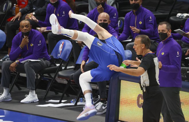 Luka Dončić je poskrbel za atraktiven padec. FOTO: Kevin Jairaj/USA Today Sports