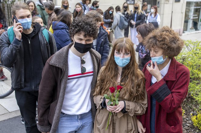 Dijakinja, proti kateri so postopek zdaj ustavili, je pred sodnika za prekrške stopila 15. aprila. FOTO: Voranc Vogel/Delo