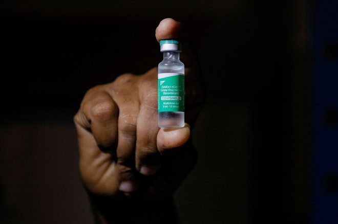 Slovenija je ostala brez okoli 400.000 odmerkov cepiva AstraZenece. FOTO: Francis Kokoroko/Reuters