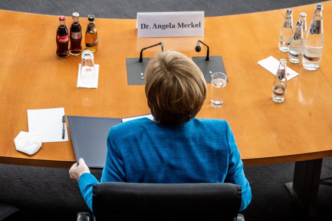 Kanclerka Angela Merkel je odgovarjala na vprašanja poslancev o aferi Wirecard. FOTO: Michael Kappeler/AFP