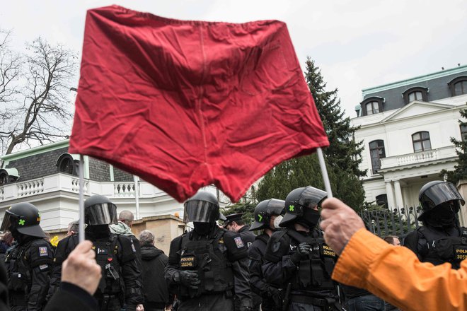 Izgoni diplomatov, ki so v Pragi izzvali tudi proteste pred ruskim veleposlaništvom, dobivajo nove razsežnosti. FOTO: Michal Cizek/AFP