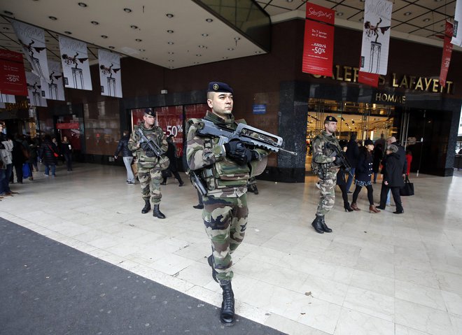 Policisti so moškega ubili. FOTO: Eric Gaillard/Reuters Pictures