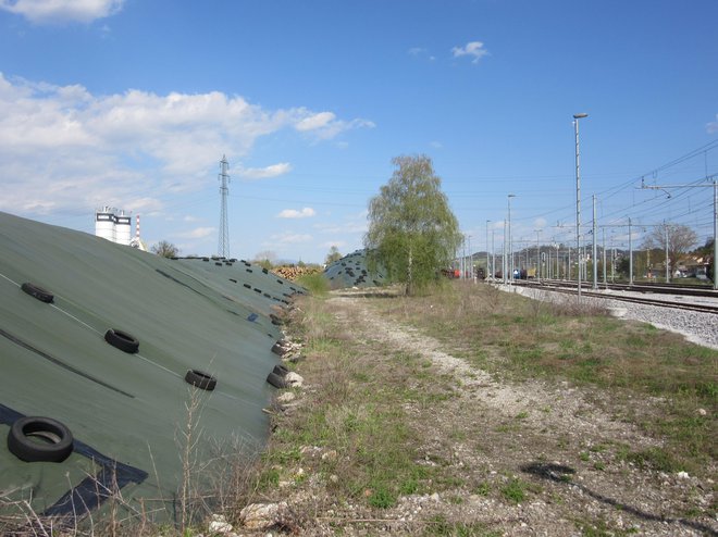 Po naših informacijah naj bi okoljska inšpekcija DRSI izdala odločbo, da je treba kupe nevarnih odpadkov odstraniti najpozneje maja letos. FOTO: Špela Kuralt/Delo