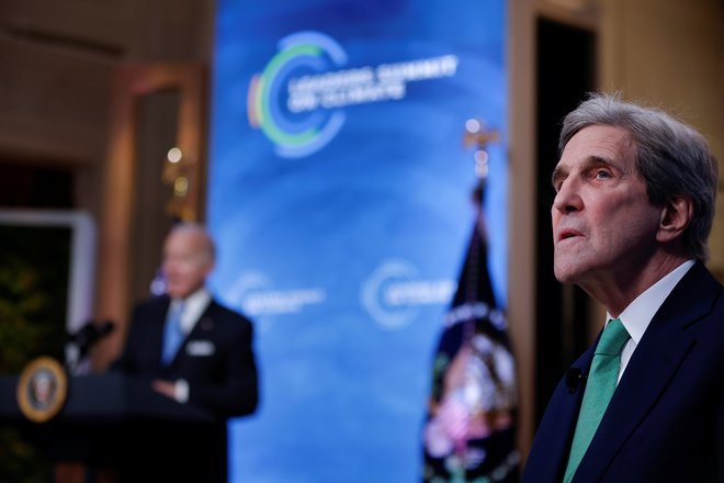 Nedavni obisk Johna Kerryja v Pekingu kitajskih oblasti ni prepričal, da bi sledile ameriškemu načrtu o zmanjšanju izpustov toplogrednih plinov za polovico do leta 2030. FOTO: Tom Brenner/Reuters