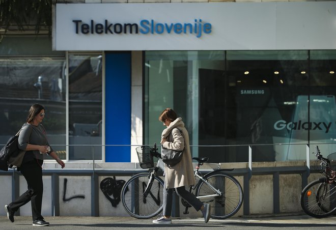 Telekomu so lani v Sloveniji priključki mobilne telefonije upadli za 3,7 odstotka. FOTO: Jože Suhadolnik/Delo