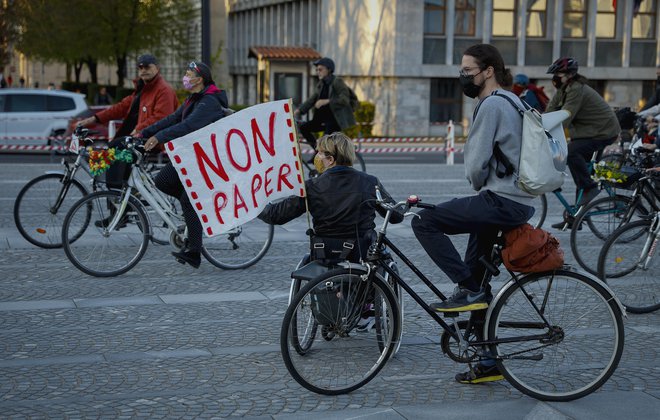 Kolesarji so vozili v krogu po Trgu republike FOTO: Jože Suhadolnik/Delo