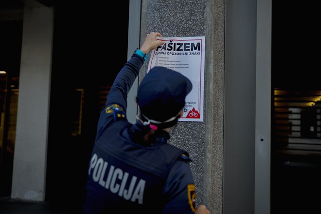 Plakate, ki opozarjajo na fašizem, je policija takoj odstranila. FOTO: Jože Suhadolnik/Delo